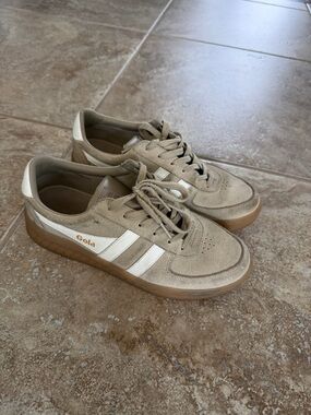 Gola women’s Suede Tennis Sneaker in Beige with Gum Sole